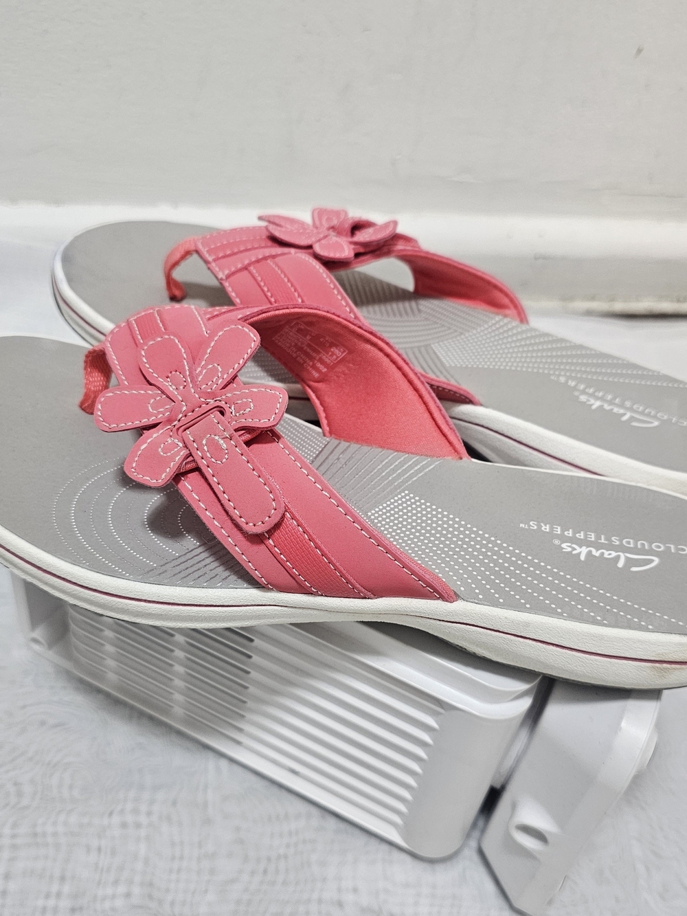 Clarks Women's Pink Gray Floral Thong Sandals Slip On Leather Cushioned Size 10 - Picture 5 of 16
